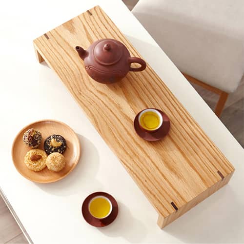 デスク上のスペースを有効に利用する木製モニタースタンド