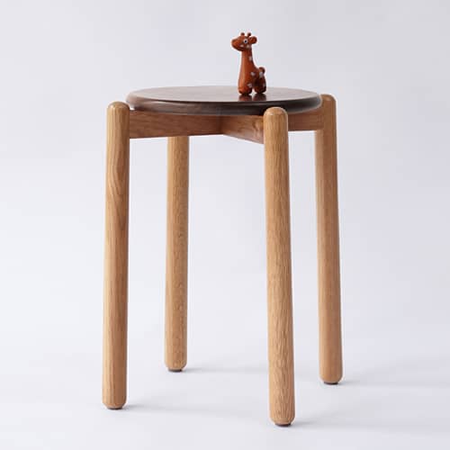 軽くてコンパクトで、お部屋のお掃除もしやすくなるスツール