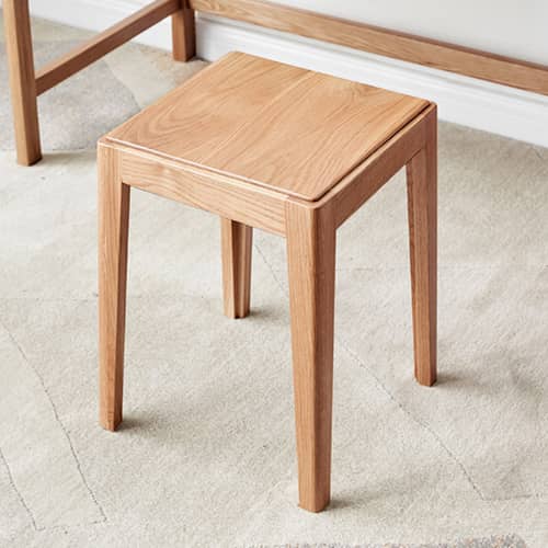 様々なシーンに合わせて活用するスツール