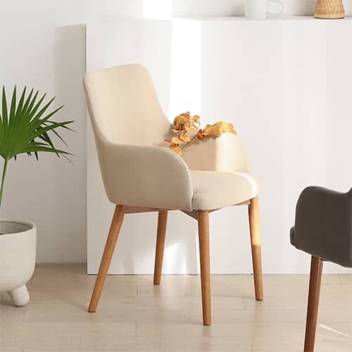 シンプルで美しいシルエットが魅力のダイニングチェア