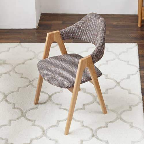 苔色の座面で昭和感が溢れるダイニングチェア