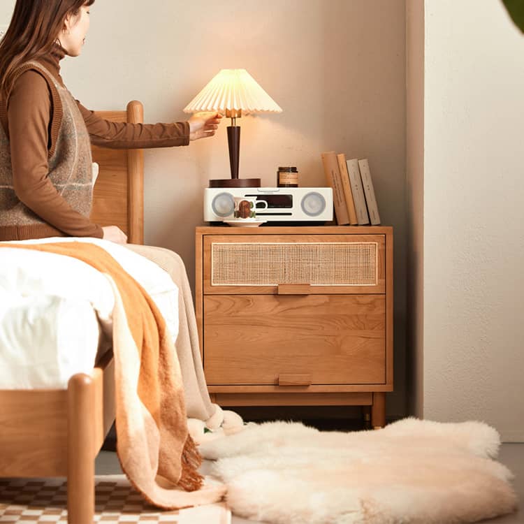 ベッド周りをキレイに整理整頓できるナイトテーブル,無垢材100%