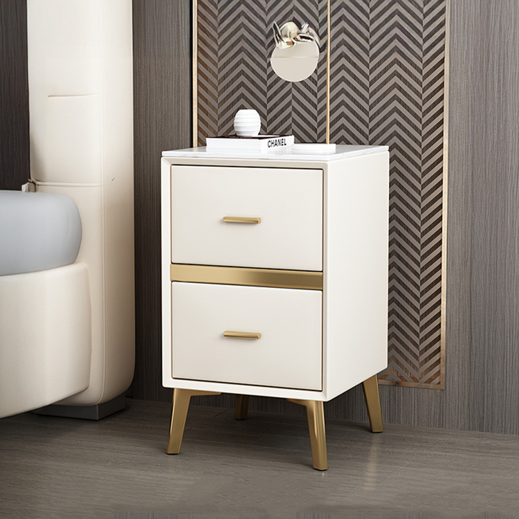 エレガントでモダンな印象のナイトチェスト