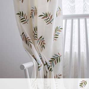繊細な木柄刺繍の北欧カーテン